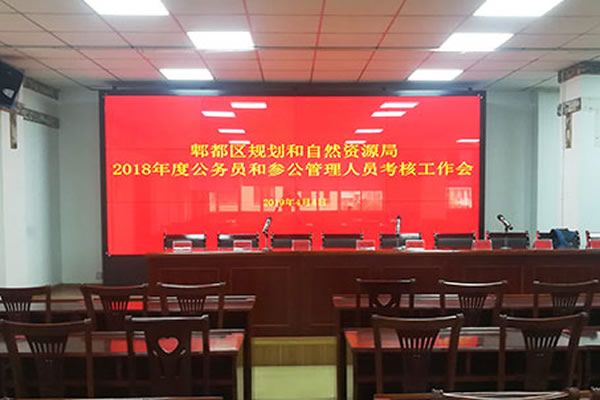 會(huì)議室使用拼接屏好還是小間距LED好？