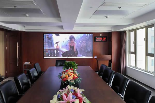 學(xué)校會議室大屏使用投影機(jī)好，還是LED顯示屏好？